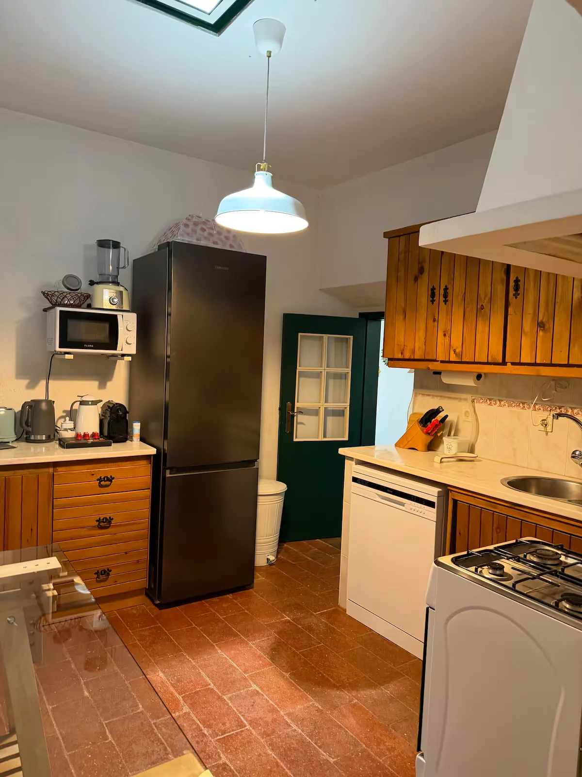 Equipped kitchen with fridge and microwave